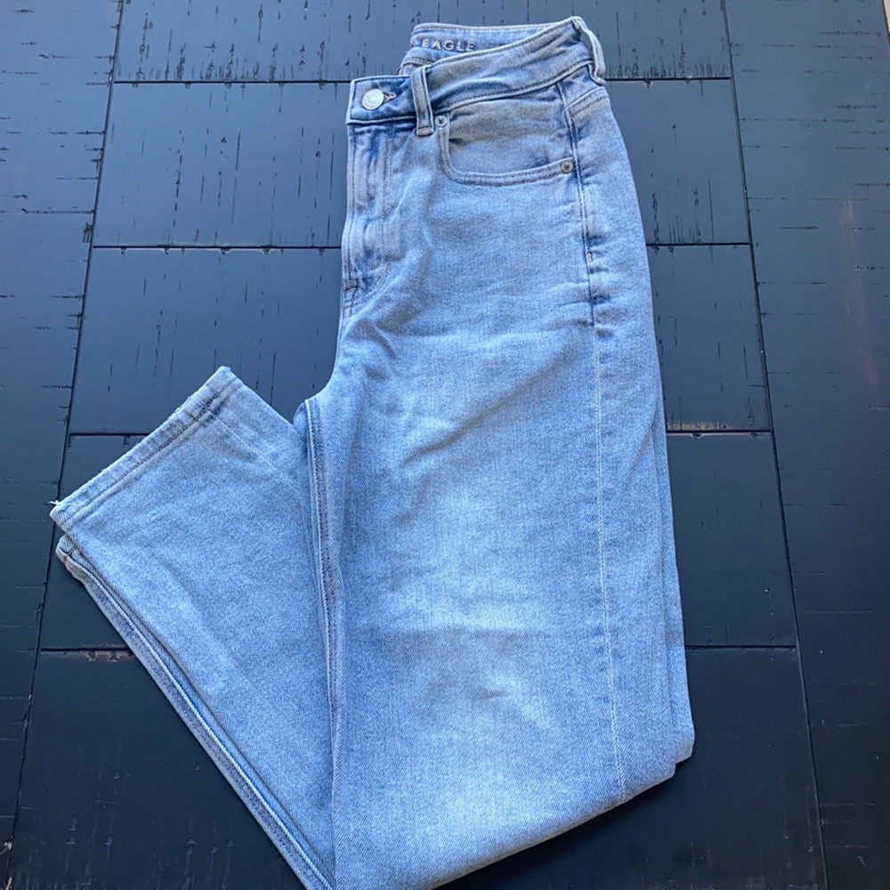 American Eagle - Mom Straight Jean, light wash, Size 0 Short
